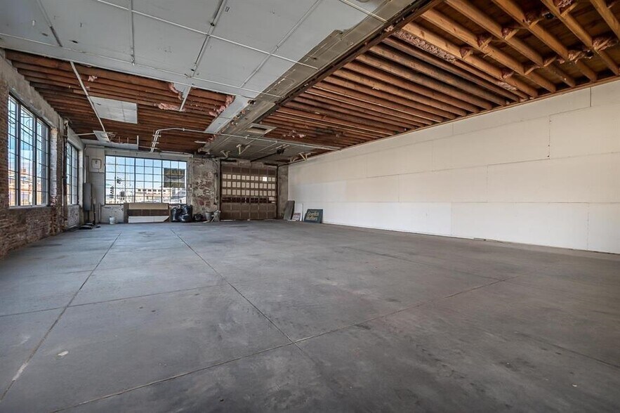 More Photos Of 1084 Iowa St, Dubuque Light Manufacturing For Lease