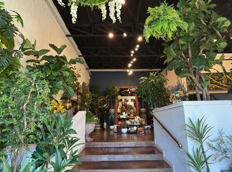 More Photos Of 1607 Dragon St, Dallas Showroom For Lease