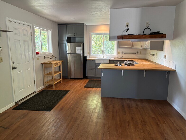 More Photos Of 15350 NE Sandy Blvd, Portland Office Residential For Sale