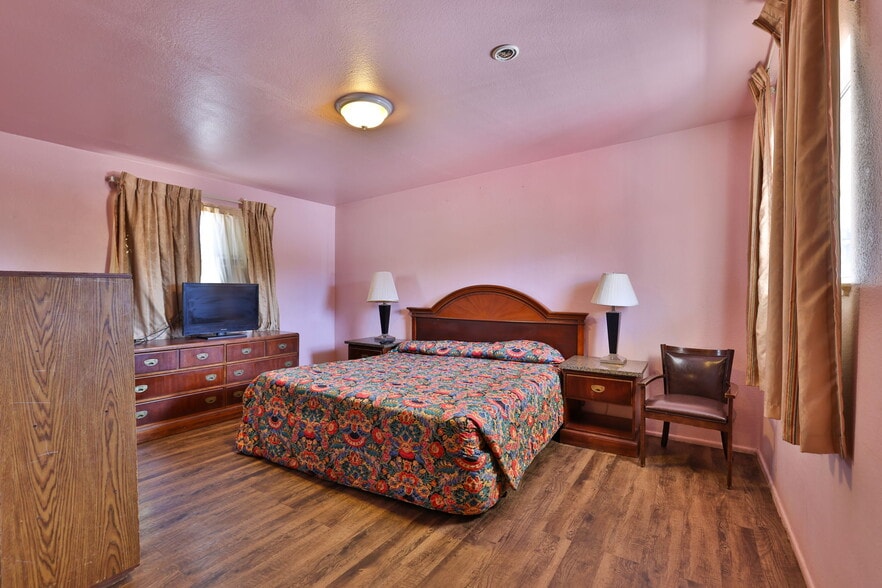 More Photos Of 620 W Colorado Ave, Colorado Springs Hotel For Sale