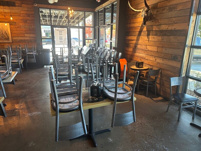 More Photos Of 506 E Division St, Arlington Restaurant For Lease