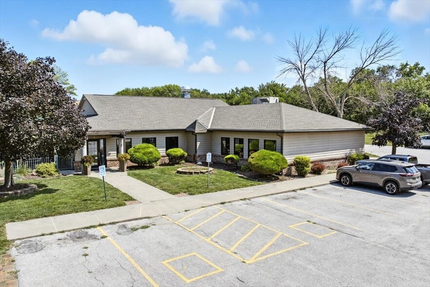 Primary Photo Of 1207 S 35th St, Council Bluffs Restaurant For Sale