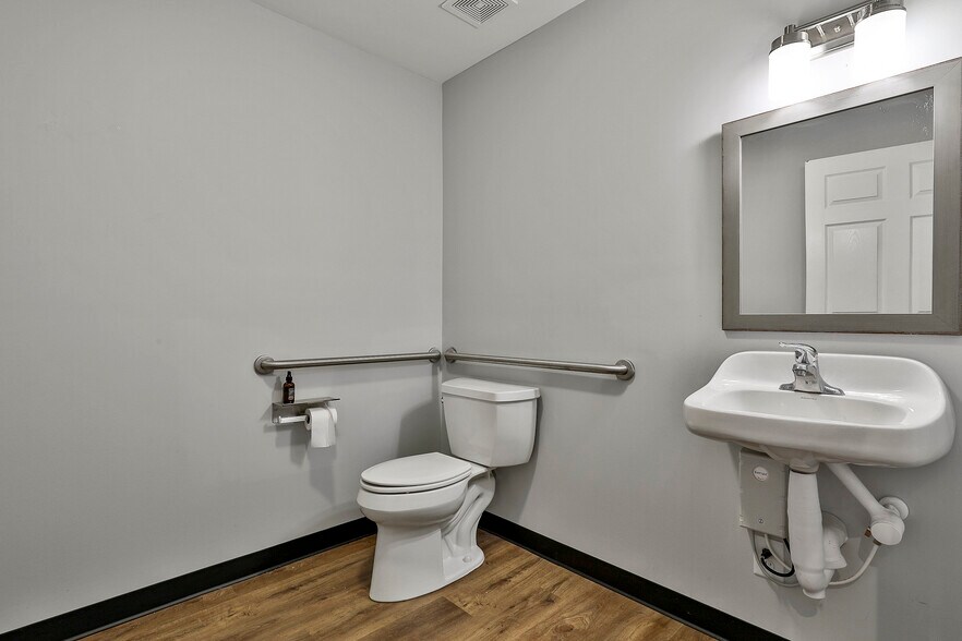 More Photos Of 7 Jackson St, Newnan Storefront For Lease