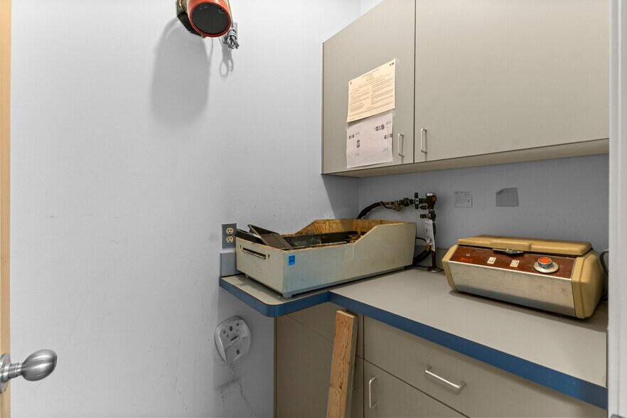 More Photos Of 24825 Michigan Ave, Dearborn Office For Lease