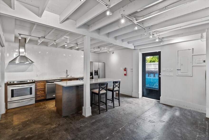 More Photos Of 1517 E 5th Ave, Tampa Office For Sale