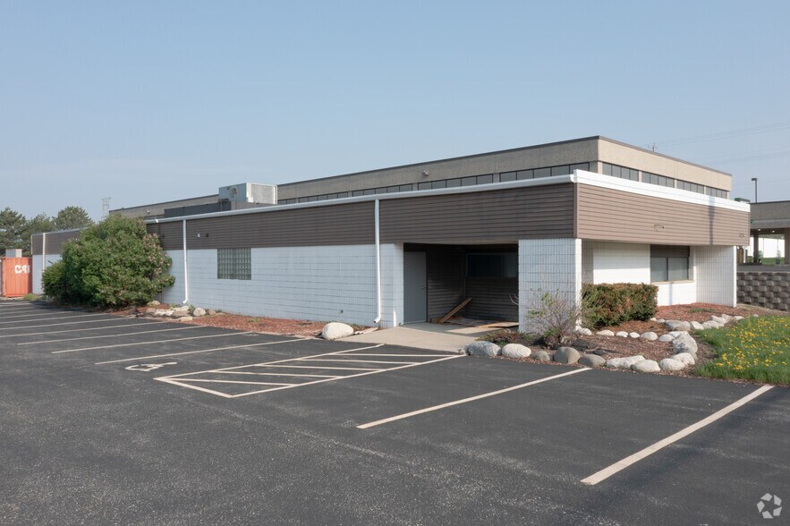 More Photos Of 325 N Janacek Rd, Brookfield Freestanding For Lease