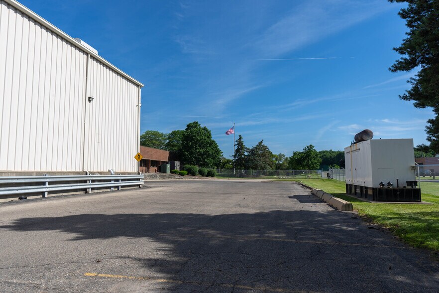 More Photos Of 5400 Perry Dr, Waterford Distribution For Sale