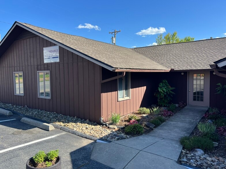 Primary Photo Of 170 S Broad St, Brevard Office For Lease