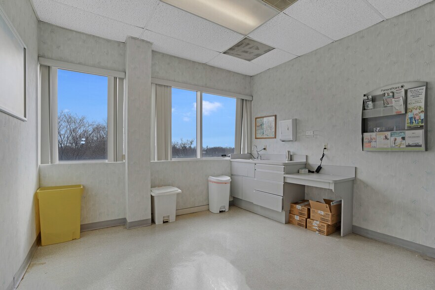 More Photos Of 1656 Oak Tree Rd, Edison Medical For Lease