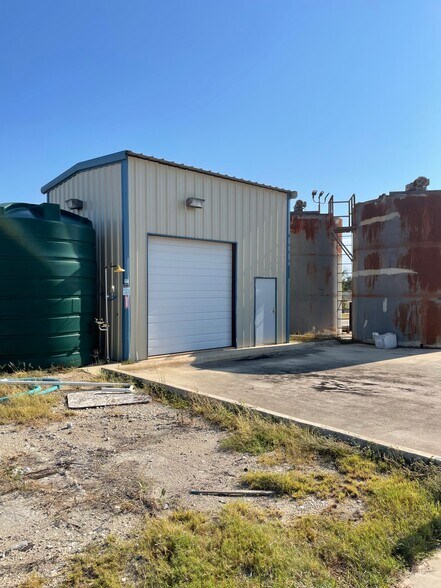 More Photos Of 586 County Road 429, Pleasanton Industrial For Sale