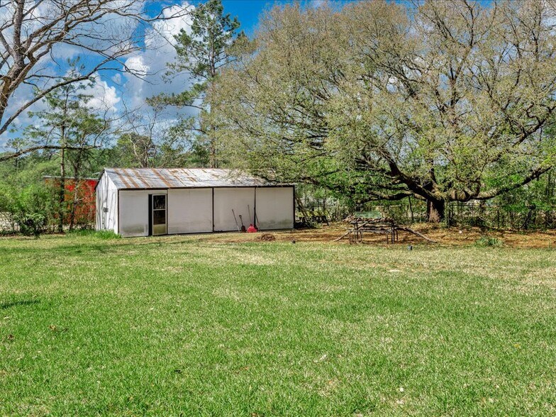 More Photos Of 9021 S US Highway 69, Huntington Flex For Sale