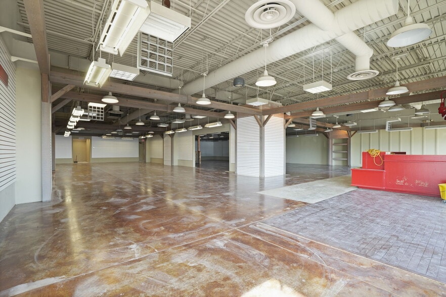 More Photos Of 1100 McArthur Rd, Jeffersonville Light Distribution For Lease