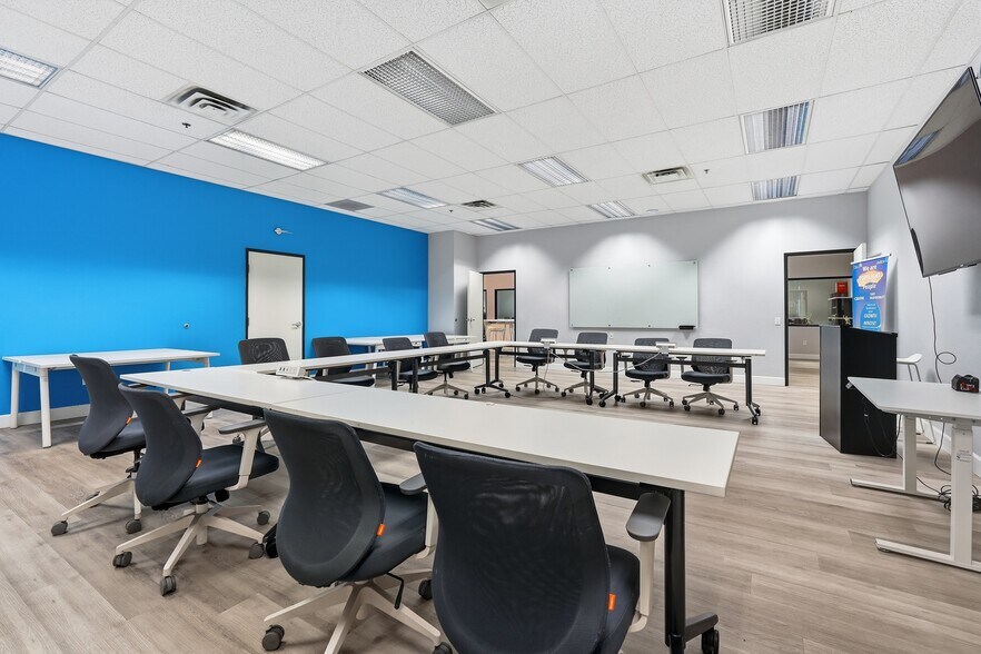 More Photos Of 3401 E Harbour Dr, Phoenix Light Manufacturing For Lease