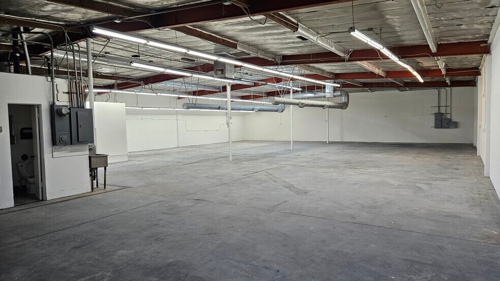 More Photos Of 16116 Covello St, Van Nuys Warehouse For Lease