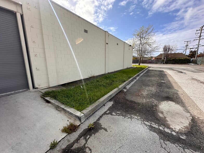 More Photos Of 820 Malcolm Rd, Burlingame Warehouse For Lease