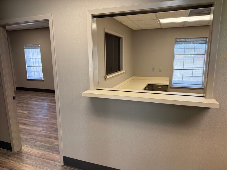 More Photos Of 4550 Lamar Ave, Paris Rehabilitation Center For Lease