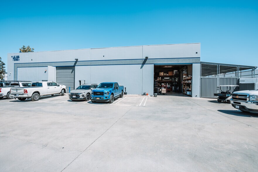 More Photos Of 12175 Dearborn Pl, Poway Warehouse For Lease