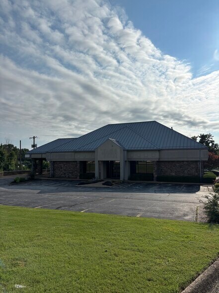 Primary Photo Of 307 N Walton Blvd, Bentonville Bank For Lease