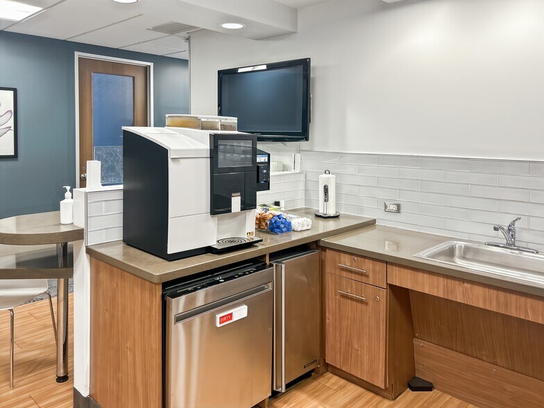 More Photos Of 139-159 Crocker Park Blvd, Westlake Coworking Space