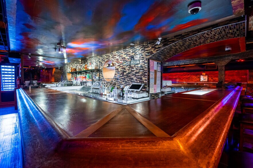 More Photos Of 910 2nd St, Sacramento Bar For Sale