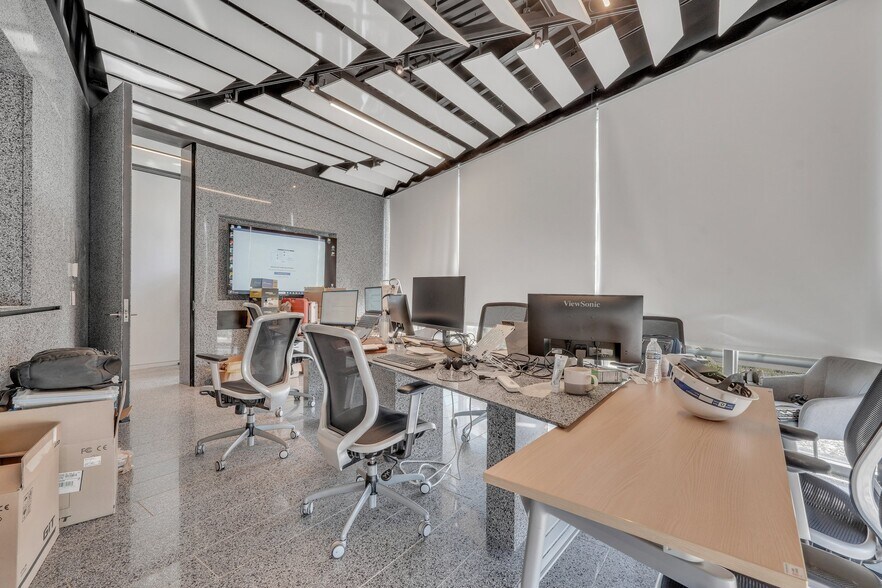 More Photos Of 1 Ceasarstone Dr, Richmond Hill Manufacturing For Sale