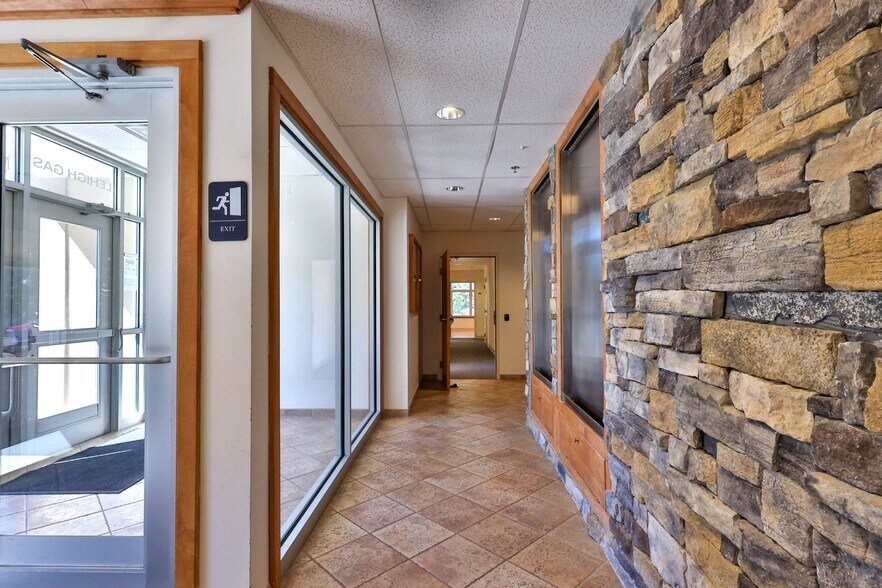 More Photos Of 1425 Mountain Dr N, Bethlehem Office For Lease