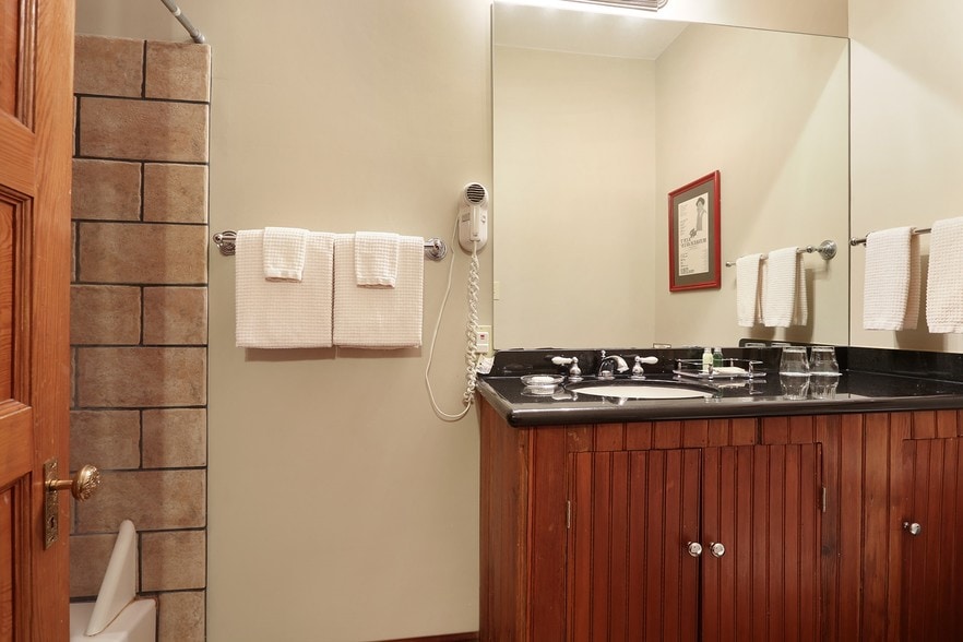 More Photos Of 120 S Pierce St, New Orleans Hotel For Sale