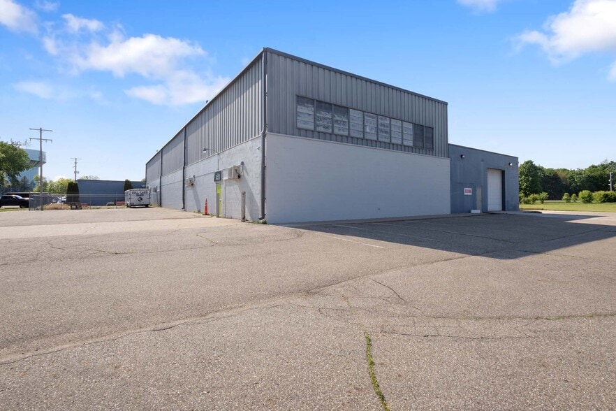 More Photos Of 7878 Gull Rd, Richland Warehouse For Lease