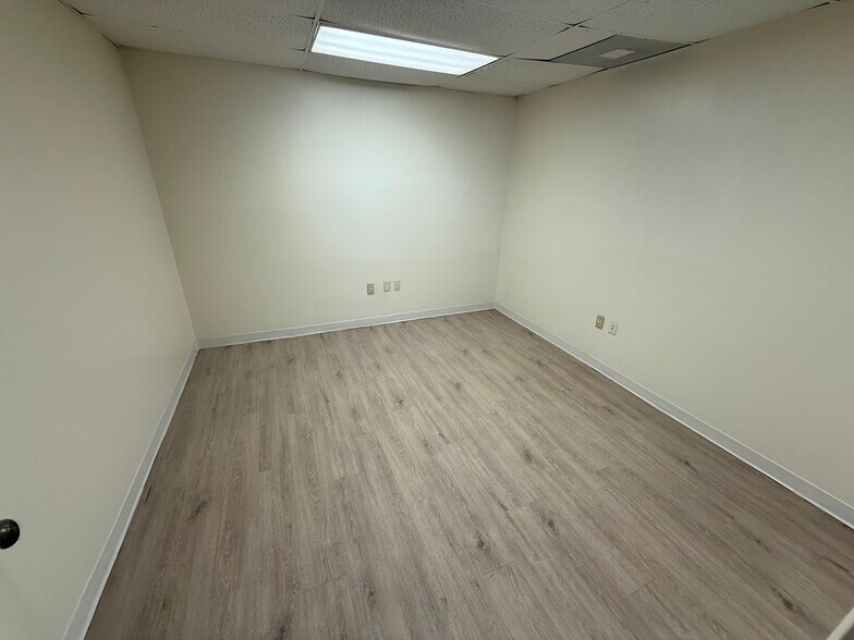 More Photos Of 1505 Brittmoore Rd, Houston Warehouse For Lease