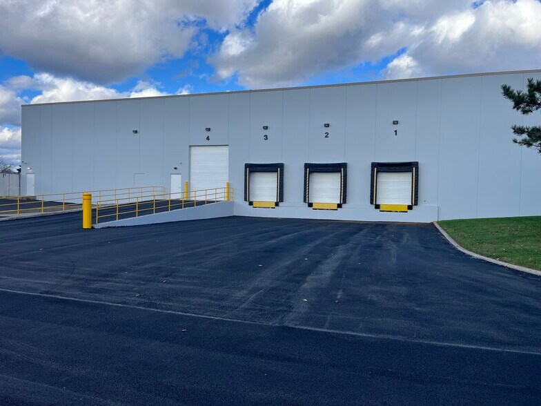 More Photos Of 1051 Commerce Ct, Buffalo Grove Warehouse For Lease