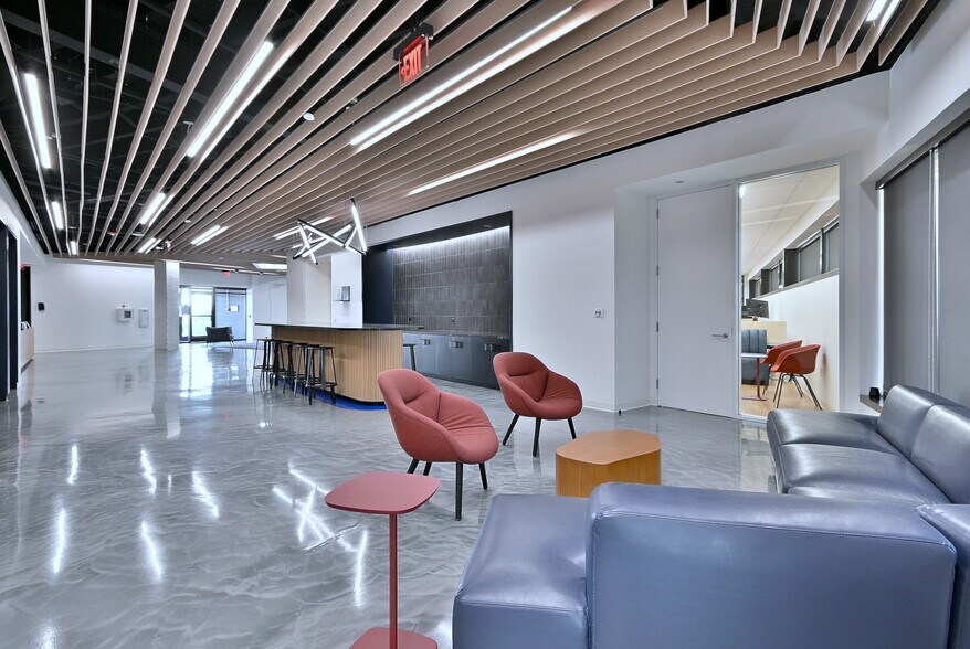 More Photos Of 2100 W 21st St, Broadview Light Manufacturing For Lease