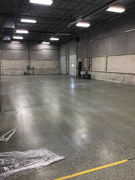 More Photos Of 435 W 194th St, Glenwood Manufacturing For Lease