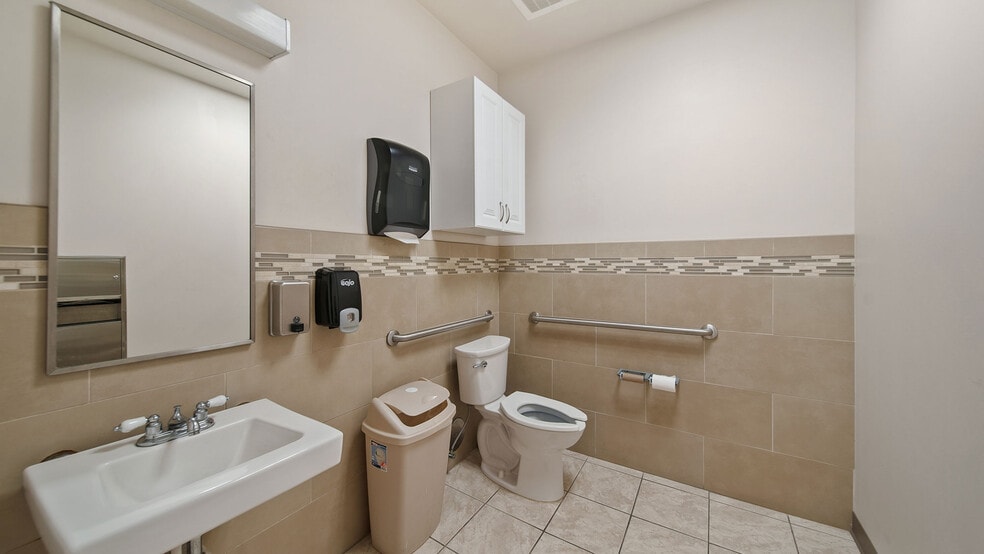 More Photos Of 701 S Persimmon St, Tomball Unknown For Lease