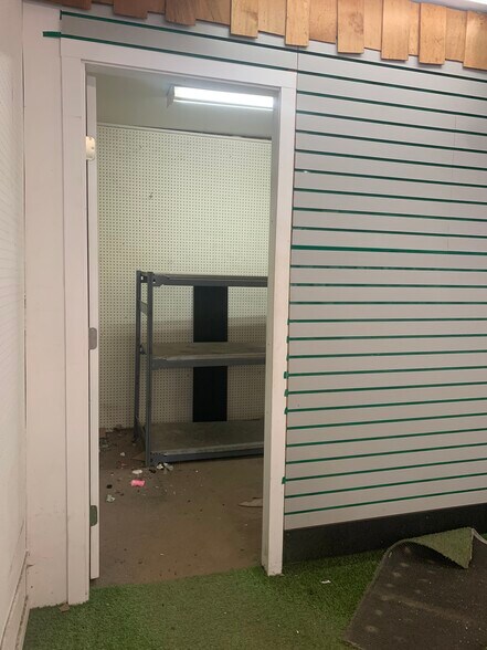 More Photos Of 1485 Clyde Ave, West Vancouver Storefront For Lease