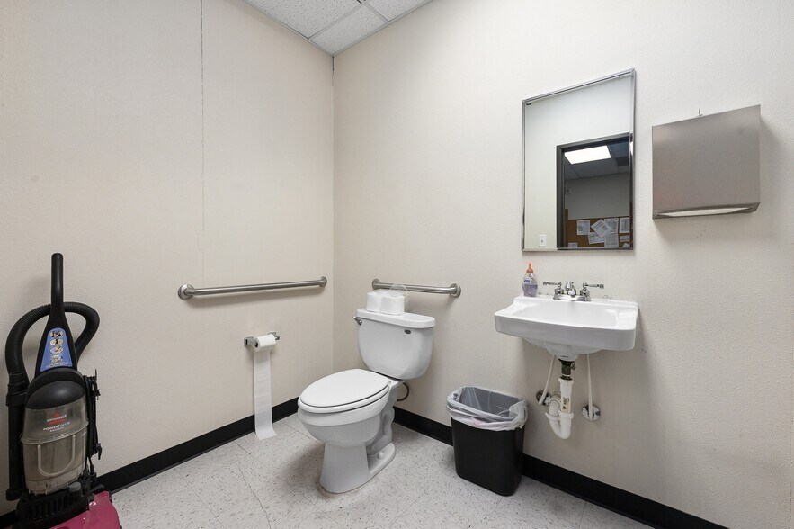 More Photos Of 165 Tecon Cv, Buda Warehouse For Lease