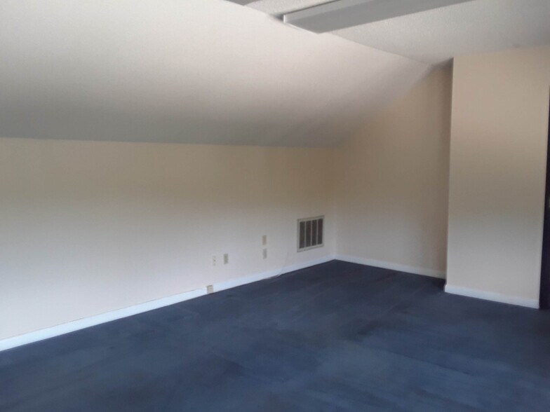 More Photos Of 7403 Parklane Rd, Columbia Self Storage For Lease