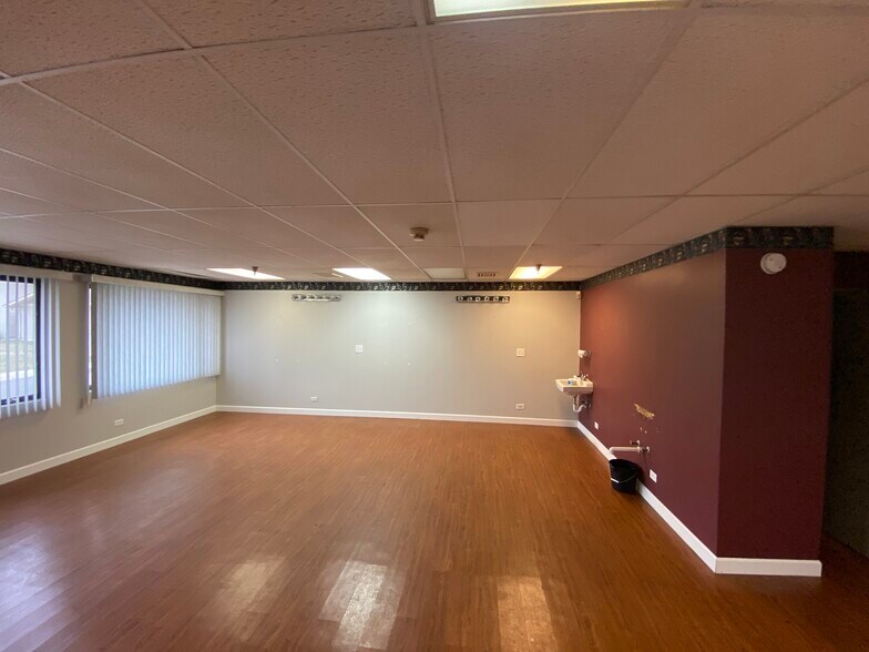 More Photos Of 1240-1290 Bamburg Ct, Hanover Park Medical For Lease