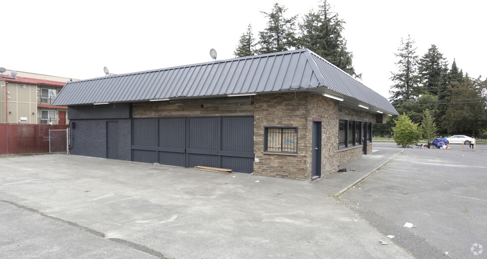 More Photos Of 8218 SE Holgate, Portland Convenience Store For Lease