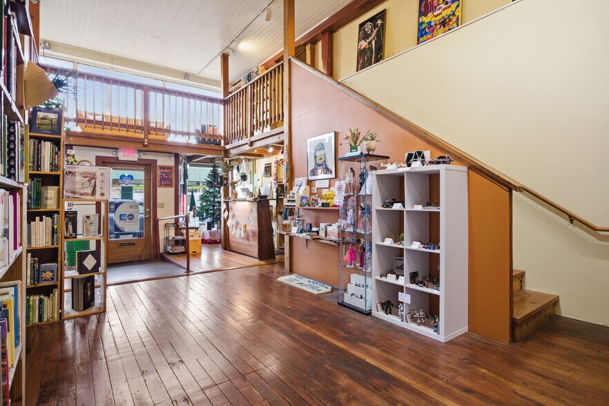 More Photos Of 657 E Main St, Cottage Grove Restaurant For Sale