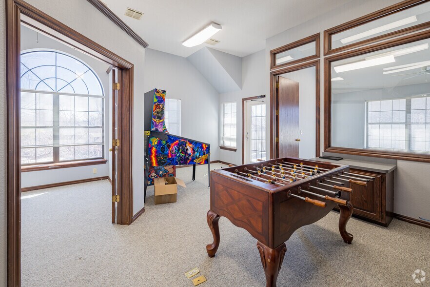 More Photos Of 1900 E 15th St, Edmond Office For Lease