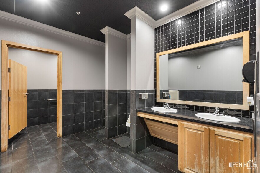 More Photos Of 3001-3007 Garnett Ave, Wichita Falls General Retail For Lease