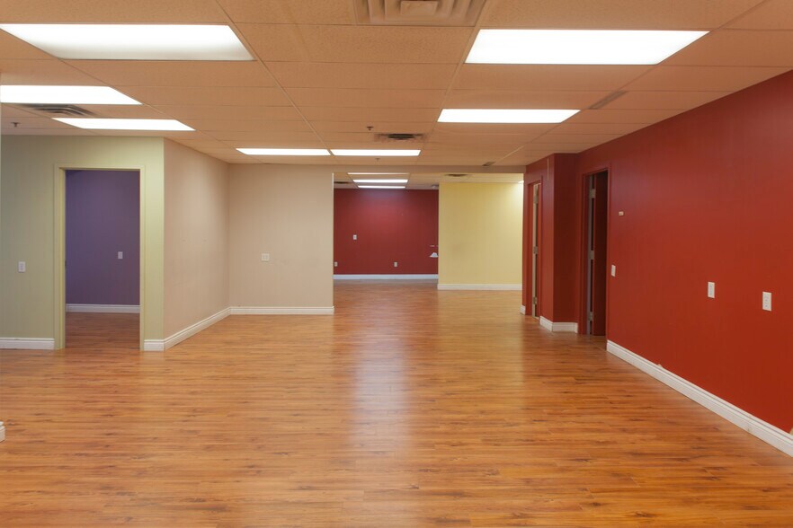 More Photos Of 5805-5879 Boul Henri-Bourassa E, Montréal Office For Lease