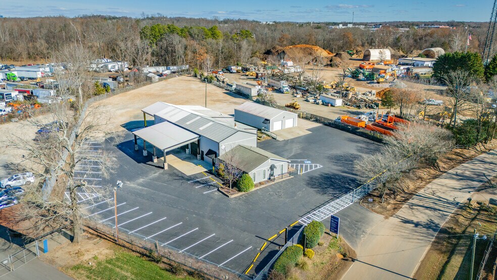 More Photos Of 12715 Downs Cir, Pineville Truck Terminal For Lease