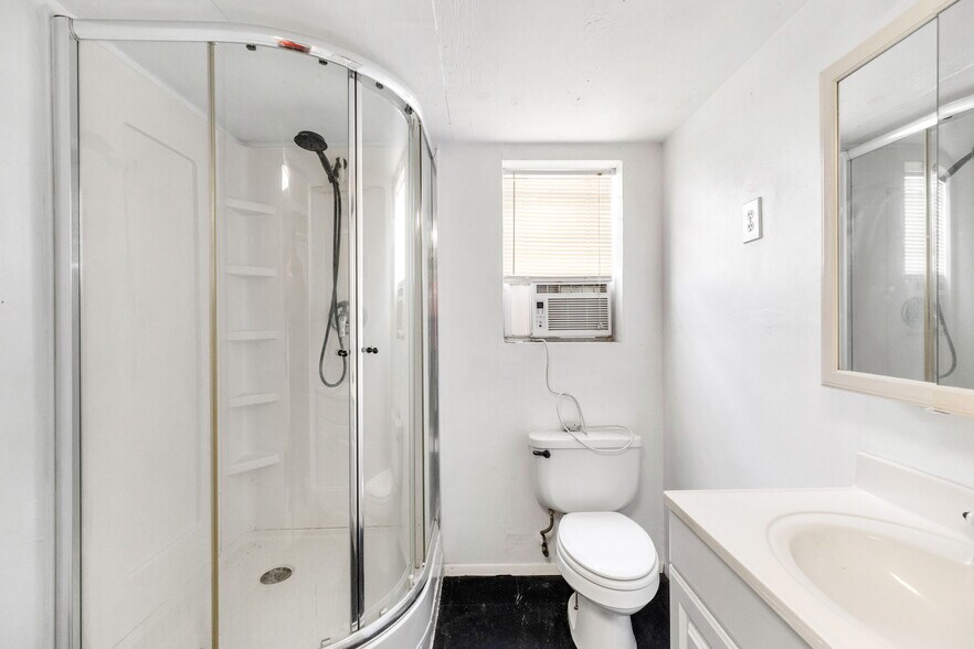 More Photos Of 805 N Magnolia Ave, Luling Flex For Sale