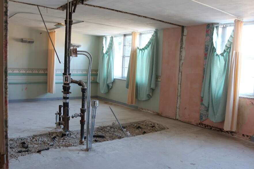 More Photos Of 1500 W Walnut St, Jacksonville Skilled Nursing Facility For Sale