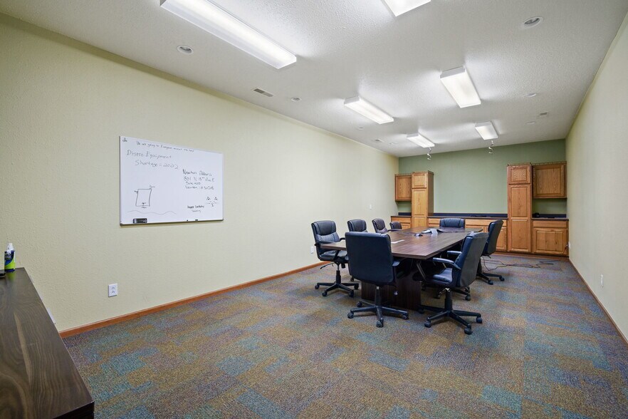 More Photos Of 1801 N 13th Ave E, Newton Flex For Lease