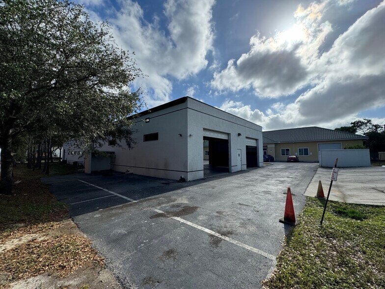More Photos Of 25090 Bernwood Dr, Bonita Springs Showroom For Sale