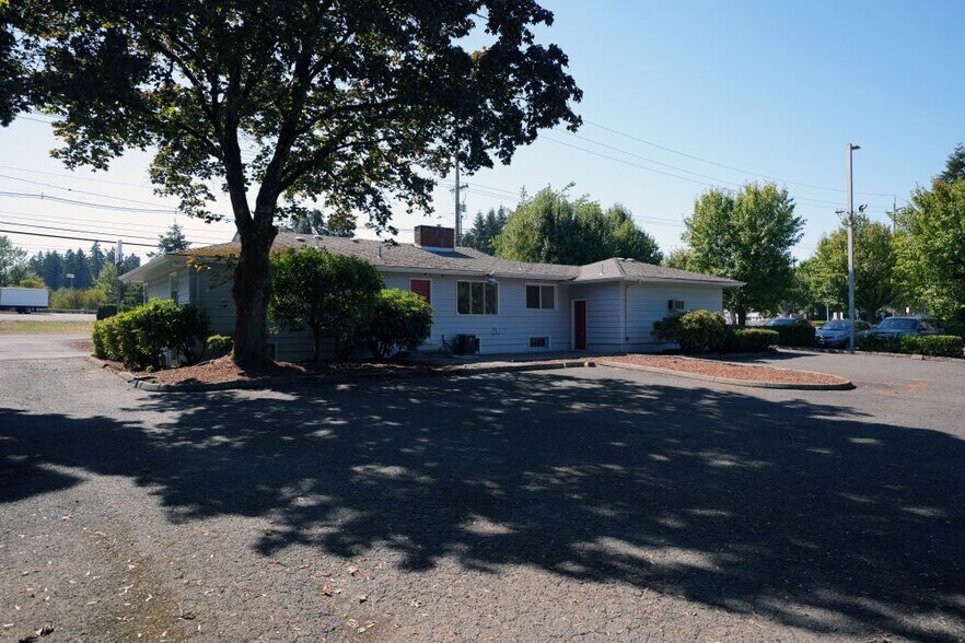 More Photos Of 6641 SE Lake Rd, Portland Office For Lease