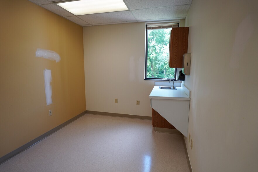 More Photos Of 4452 Eastgate Blvd, Cincinnati Office For Sale
