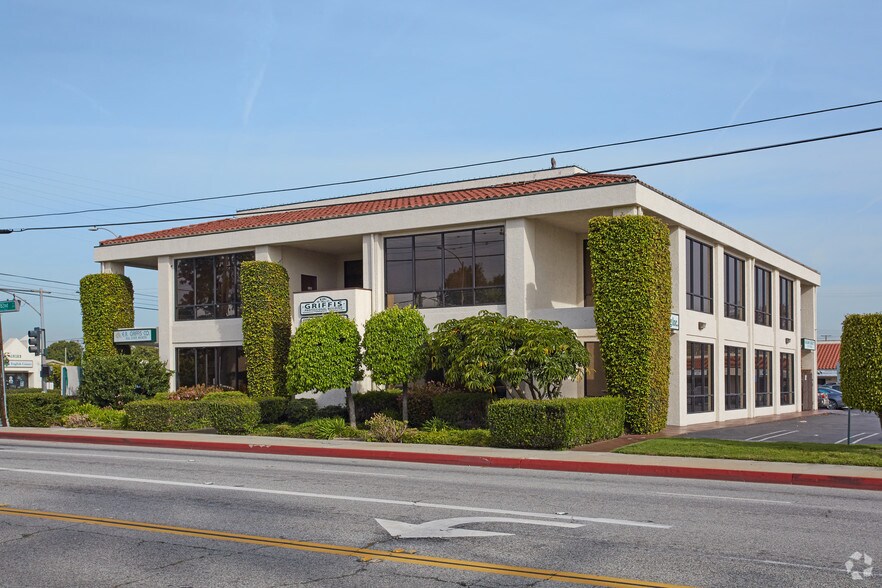 More Photos Of 2121-2149 W 182nd St, Torrance General Retail For Lease